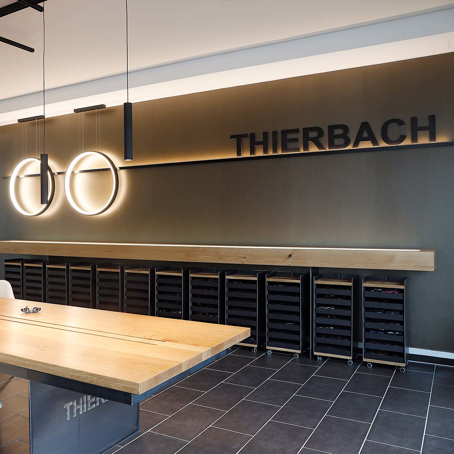 Auf dem Bild sehen Sie die Innenansicht unseres Fachgeschäfts - Optik Thierbach, Ihr Optiker in Darmstadt mit Fokus auf Augengesundheit, Qualität, Stil & Herzlichkeit