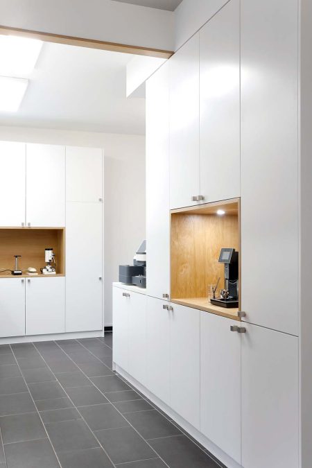 Unsere professionelle Ausstattung an modernen Geräten im Bereich der Augenoptik, hier auf dem Bild zu sehen, ermöglicht uns die Erbringung umfangreicher Leistungen vom Sehtest bis zum Netzhautscreening - Ihr Optiker in Darmstadt