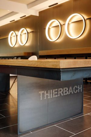 Auf dem Bild sehen Sie die Innenansicht unseres Fachgeschäfts - Optik Thierbach, Ihr Optiker in Darmstadt mit Fokus auf Augengesundheit, Qualität, Stil & Herzlichkeit