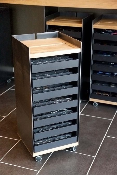 Bei Optik Thierbach in Darmstadt finden Sie eine stilvolle und qualitativ hochwertige Brille, die Ihre Persönlichkeit unterstreicht